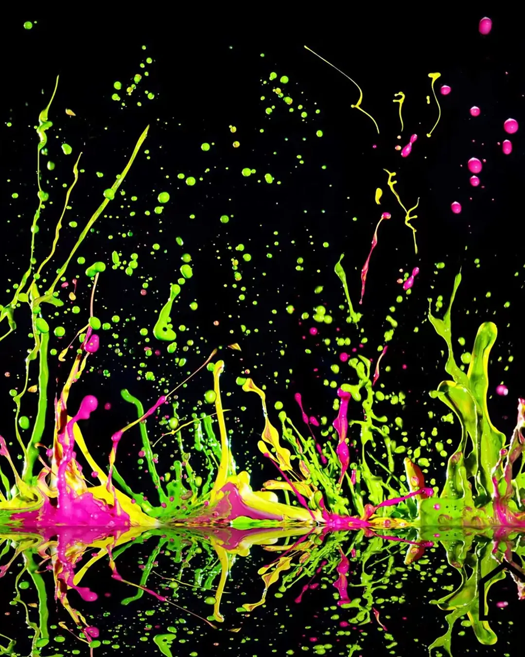 Dynamiczne rozpryski neonowej zielonej i różowej farby na czarnym tle z lustrzanym odbiciem, symbolizujące kreatywną energię zespołu Pan Kleks.